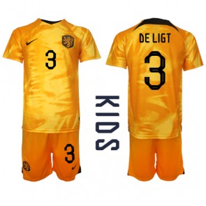 Nederländerna Matthijs de Ligt #3 kläder Barn VM 2022 Hemmatröja Kortärmad (+ korta byxor)